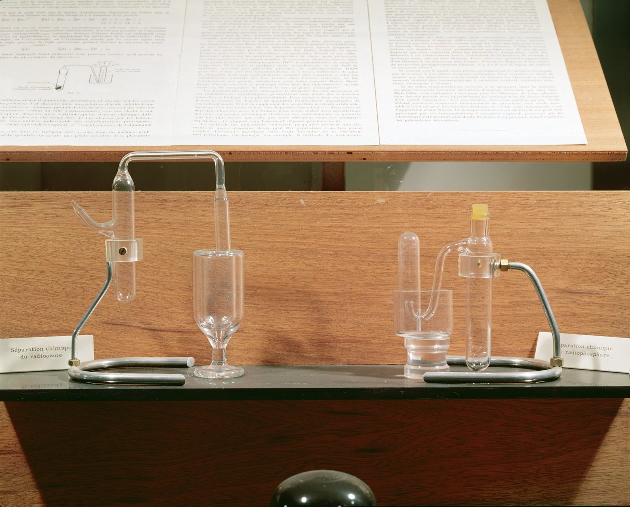 Appareil utilisé par Jean Frédéric et Irène Joliot-Curie pour découvrir la radioactivité artificielle, vers 1934 - French School