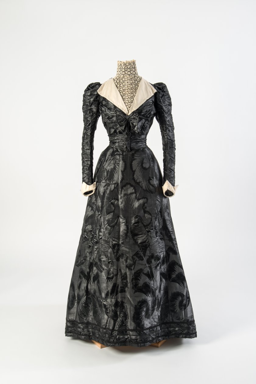 Robe en soie noire à motifs avec chemisette à col haut en dentelle crème, début des années 1890 - French School