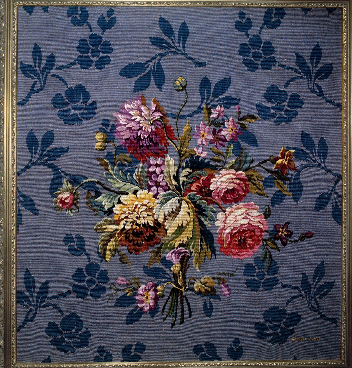Bouquet de fleurs sur fond bleu. Tapisserie des manufactures d