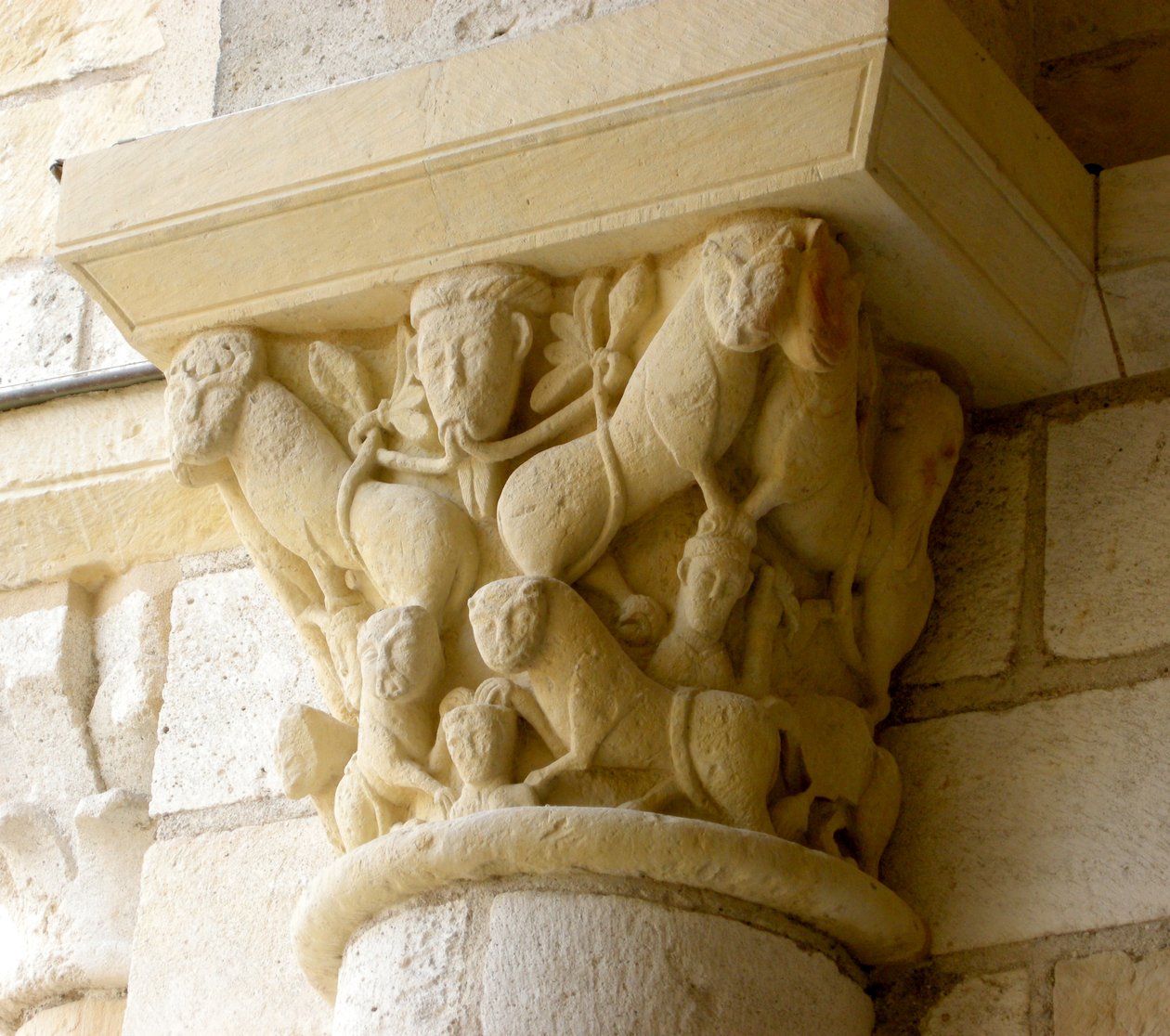 Chapiteau représentant des lions et des visages - French School