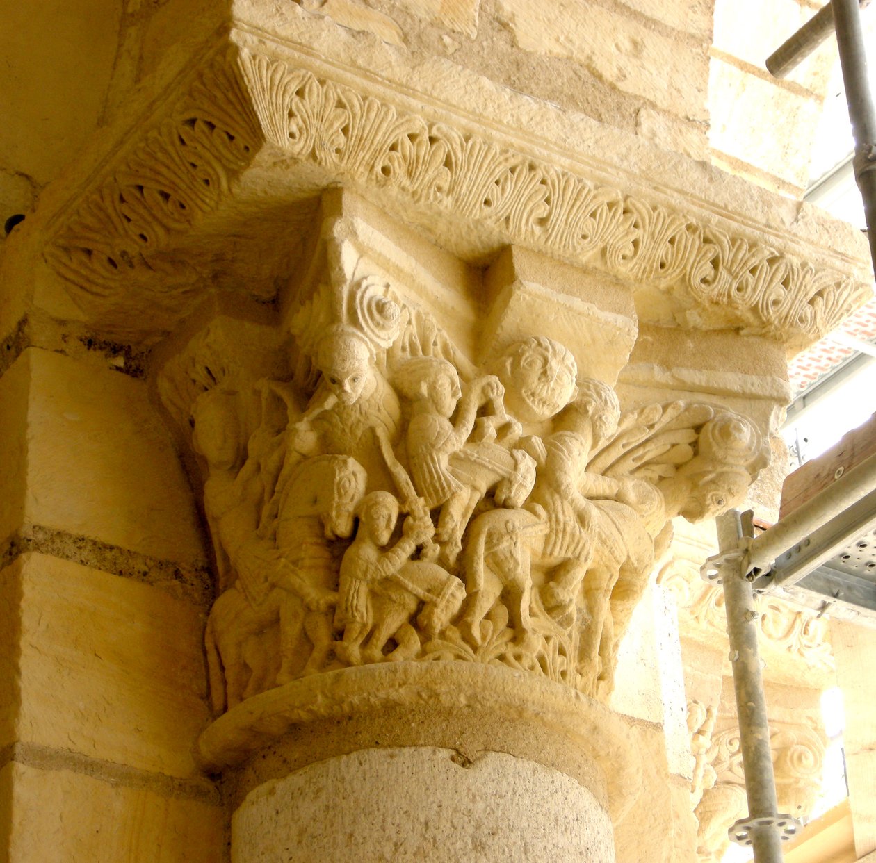 Chapiteau représentant trois cavaliers - French School