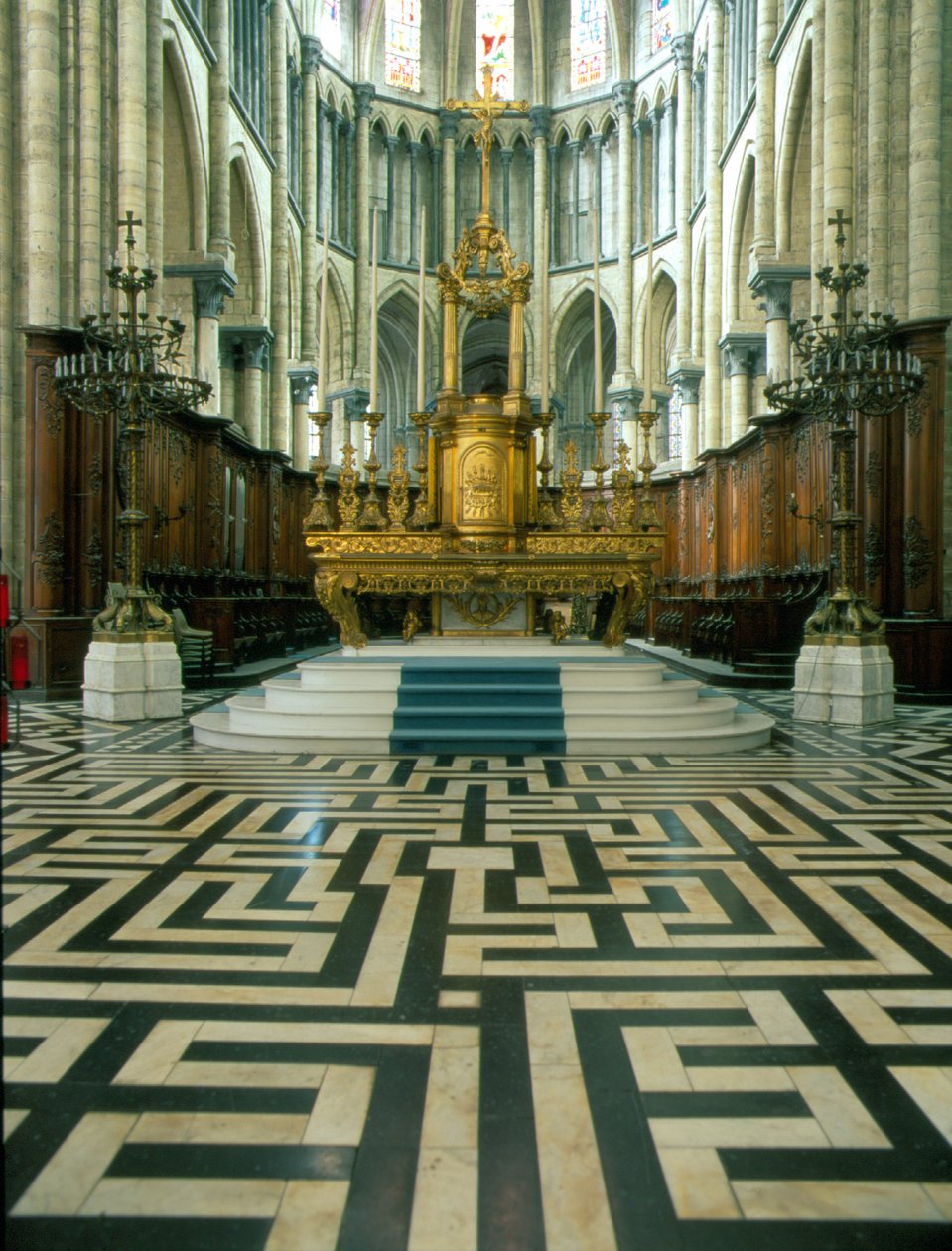 Cathédrale de Saint-Omer (Nord 59) : Autel et labyrinthe - French School