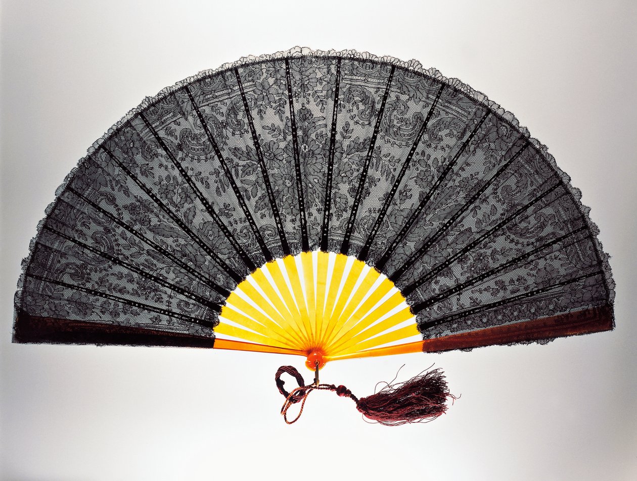 Éventail en dentelle de Chantilly, dentelle mécanique et côtes en écaille de tortue blonde - French School