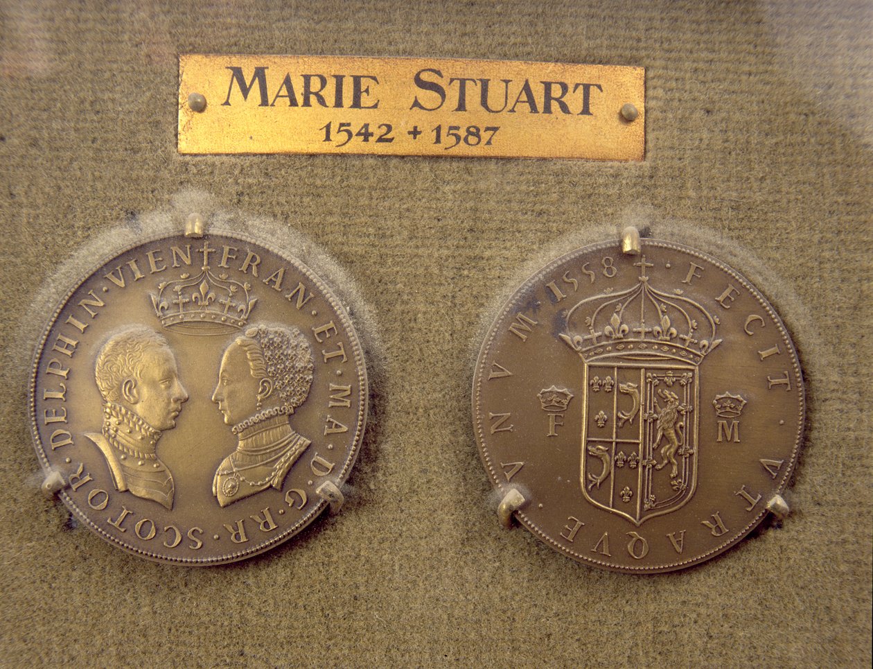 Pièce de monnaie frappée après le mariage de Marie Stuart (1542-87) et François II (1544-60) 1588 - French School