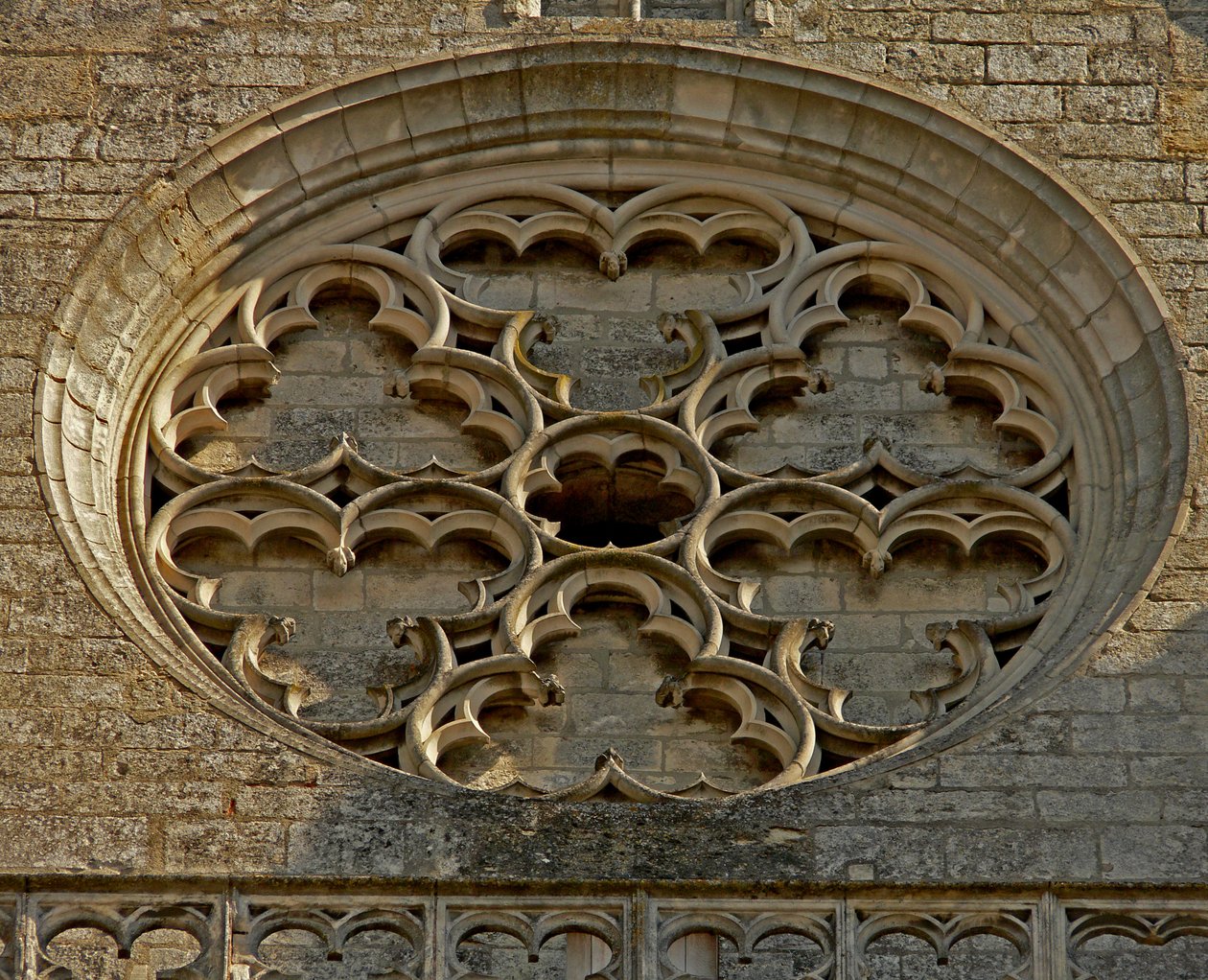 Rosace sur la façade ouest - French School