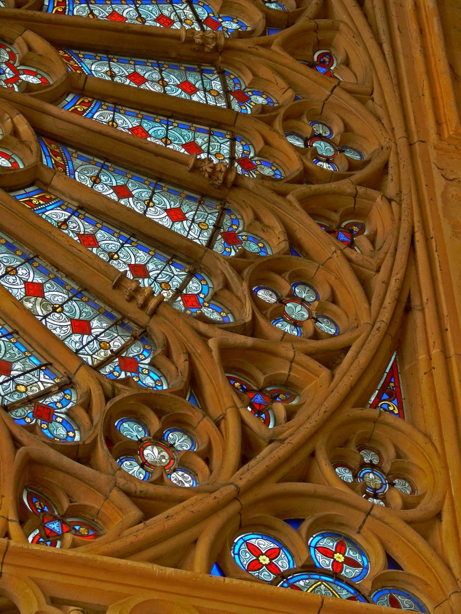 Section de la rosace ouest de c.1240; le verre est moderne - French School