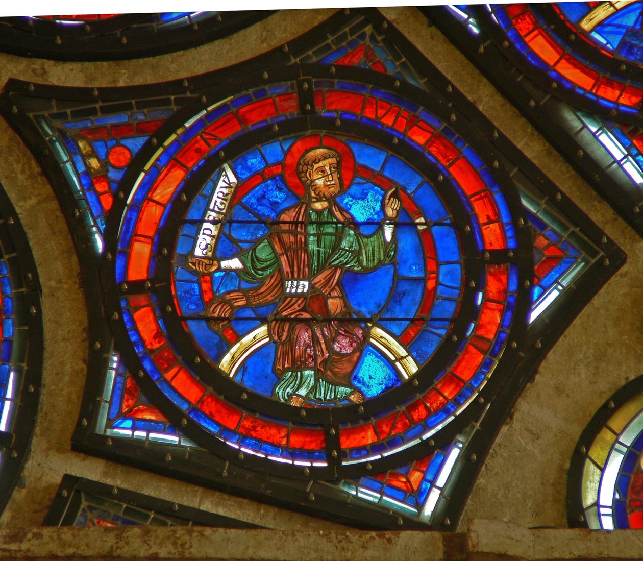 (détail) de la rosace est : Saint Pierre - French School