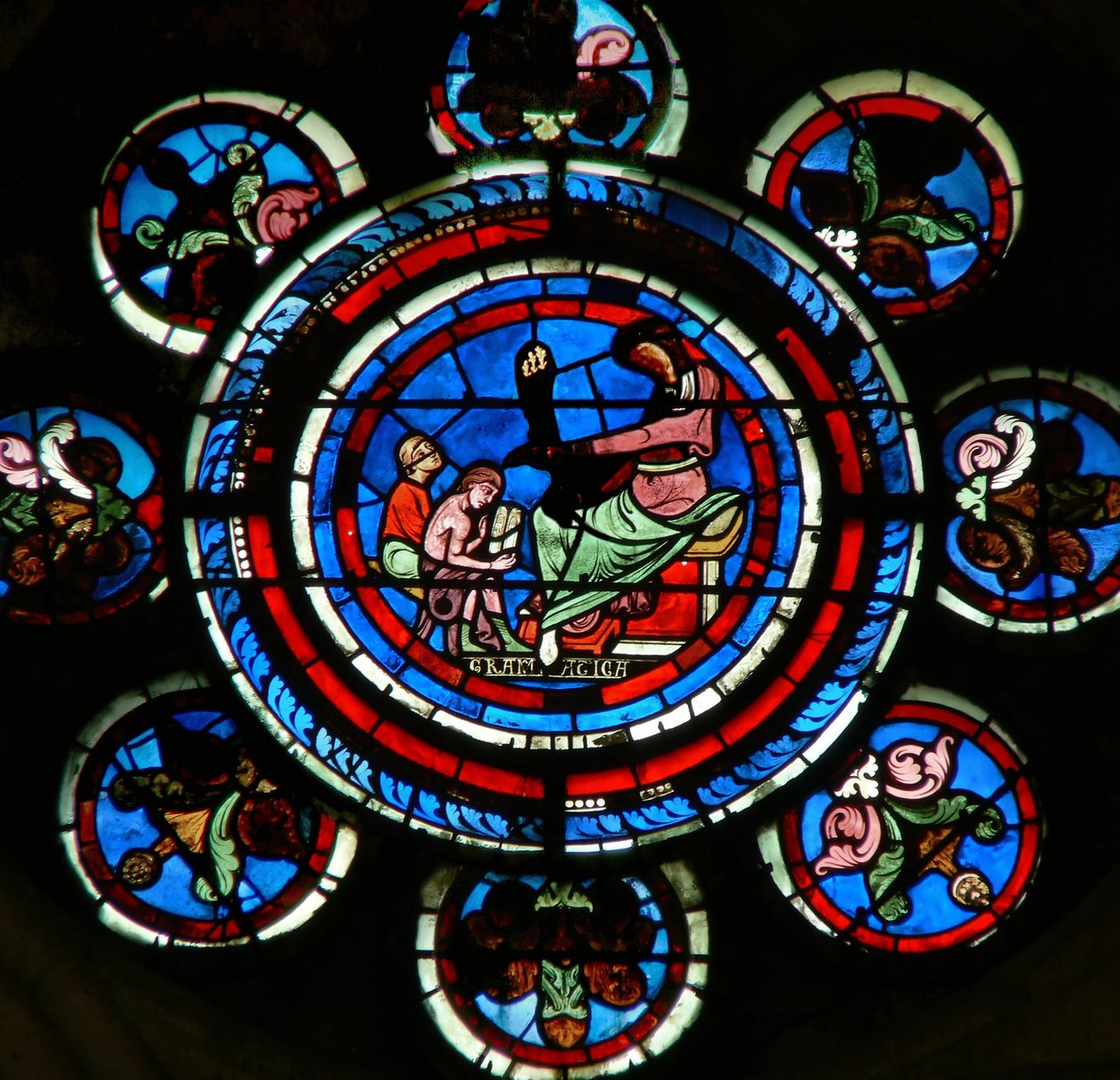 (détail) de la rosace nord représentant la Grammaire des Arts Libéraux - French School