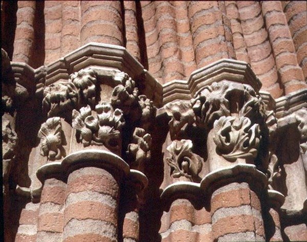 Détail des chapiteaux sculptés sur le porche sud - French School