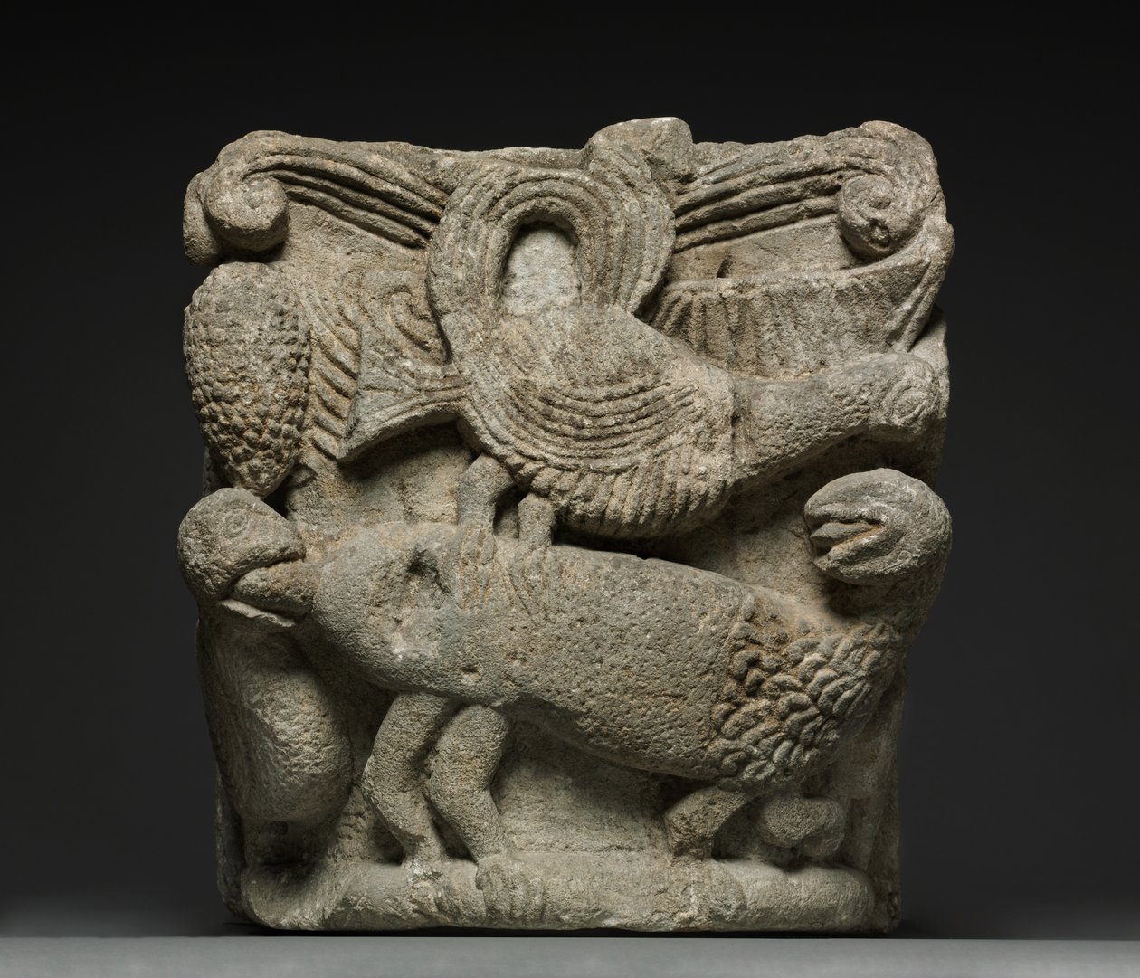 Chapiteau engagé avec une créature fantastique et trois oiseaux, début des années 1100 - French School