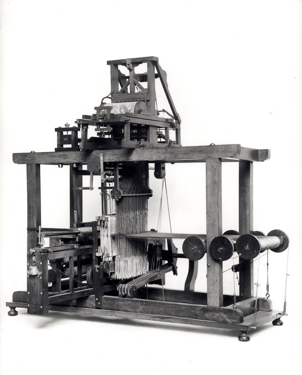 Premier métier entièrement automatisé inventé par Jacques de Vaucanson (1709-82) vers 1745 - French School