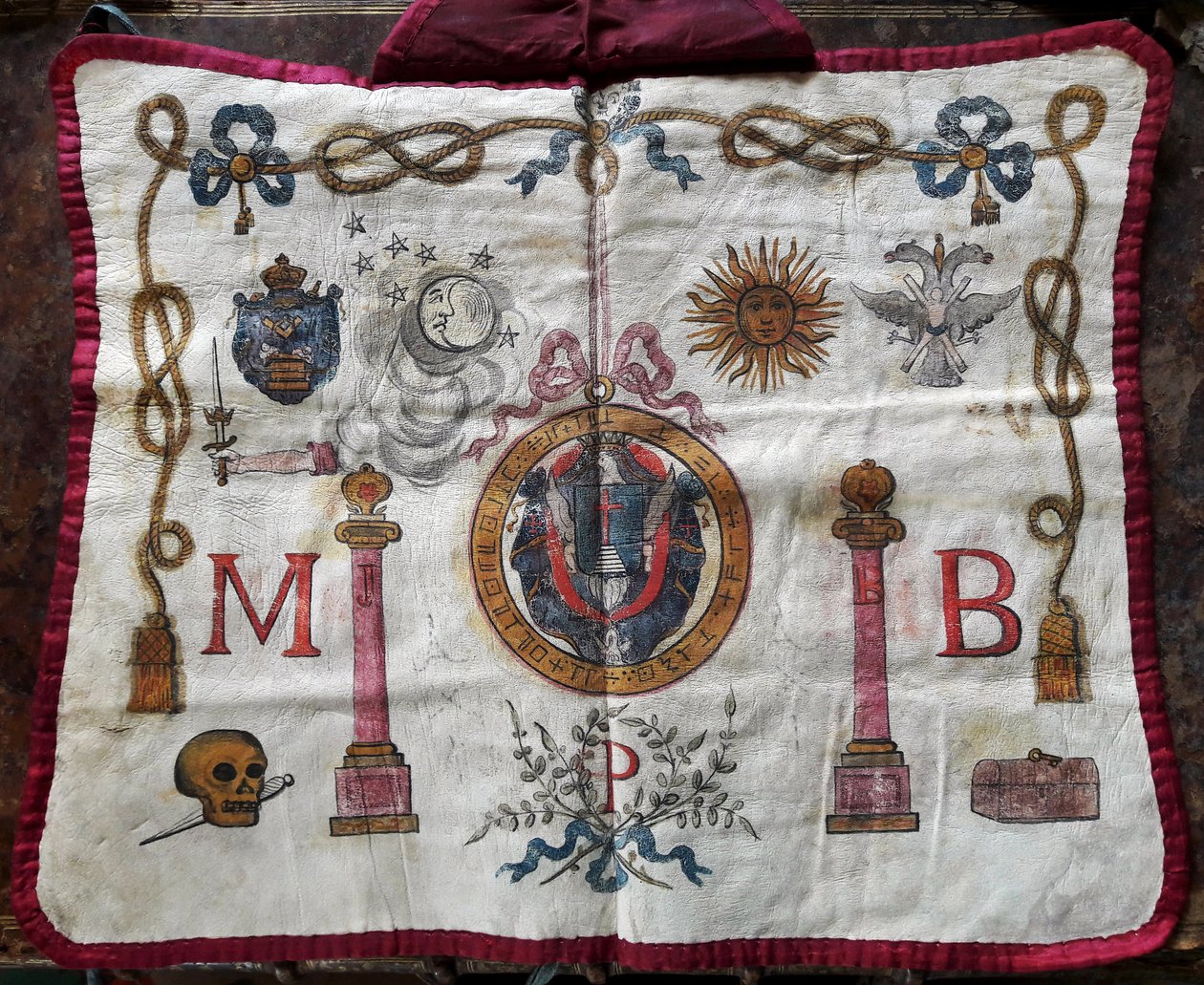 Franc-maçonnerie : tablier en cuir de maître maçon décoré de symboles et emblèmes francs-maçons - French School