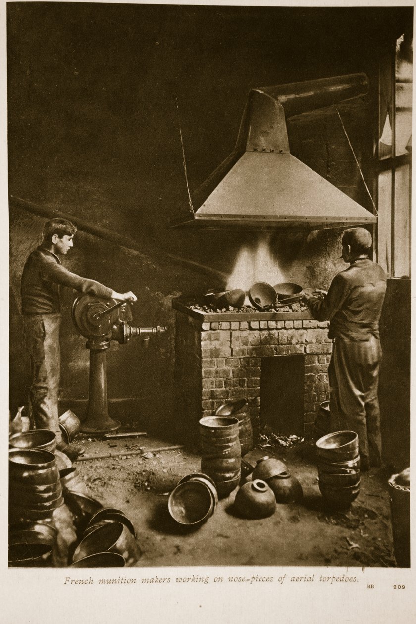 Fabricants de munitions français travaillant sur les pièces de nez des torpilles aériennes, 1914-19 - French School