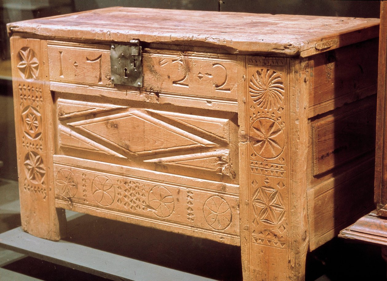 Mobilier : coffre paysan sculpté utilisé pour ranger le linge. 1722. Musée national des arts et traditions populaires, Paris - French School