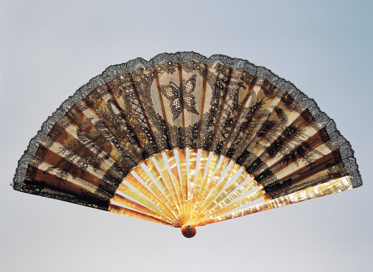 Éventail de demi-deuil avec papillon brodé, feuille en soie claire en dentelle de Chantilly et côtes en nacre - French School