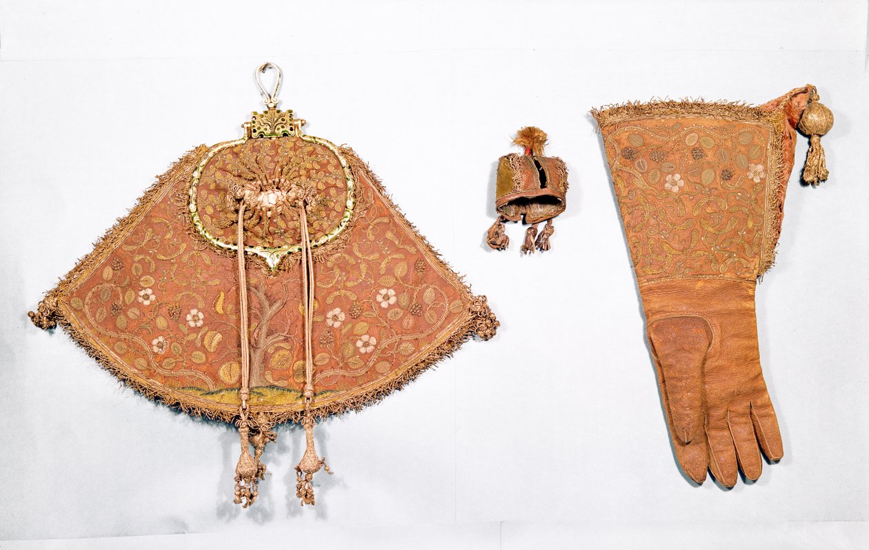 Ensemble de fauconnerie comprenant une pochette, un gant et un capuchon, français, 1600-25 - French School