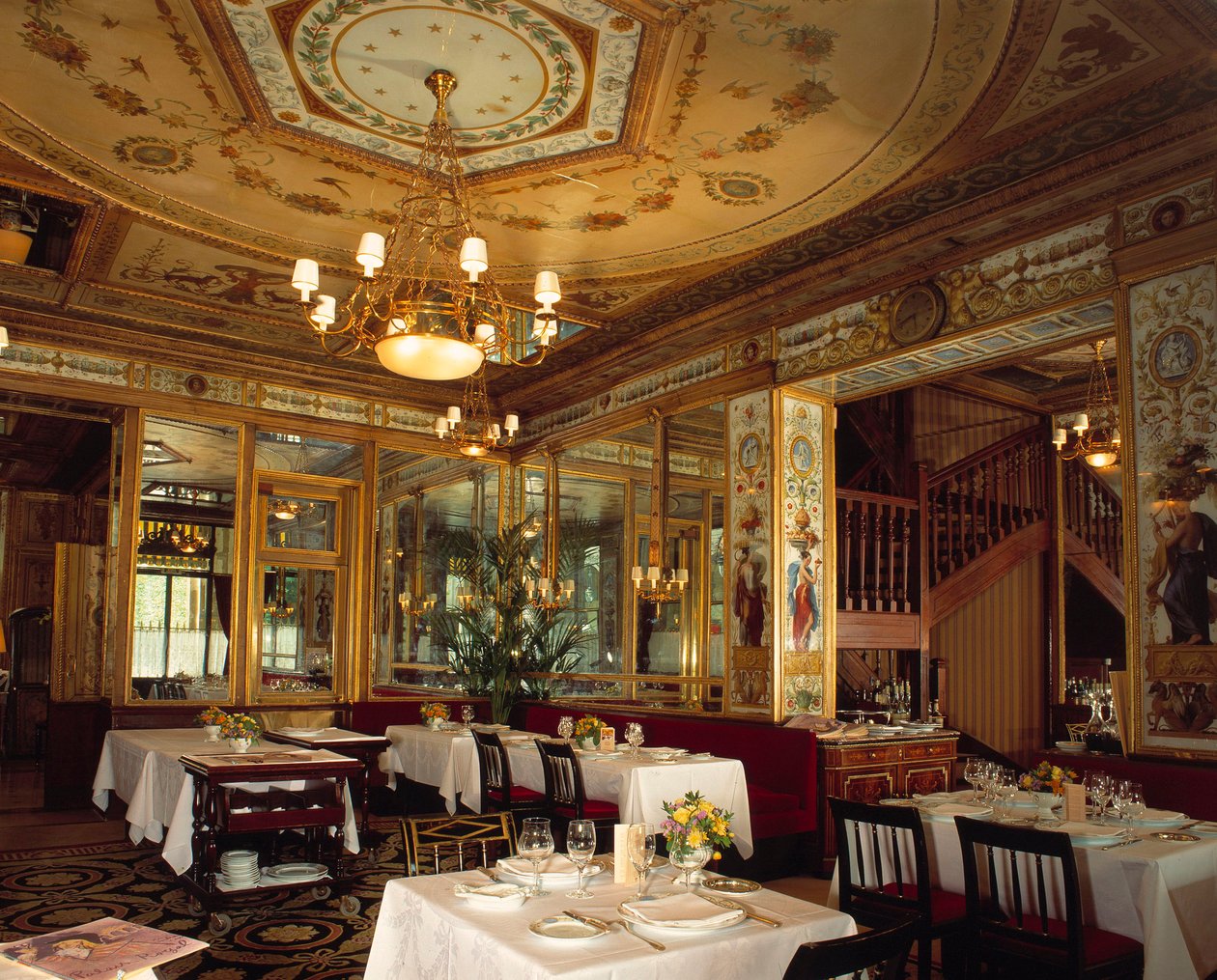 Vue intérieure du restaurant Le Grand Véfour dans les jardins du Palais Royal, réalisé au XVIIIe siècle - French School
