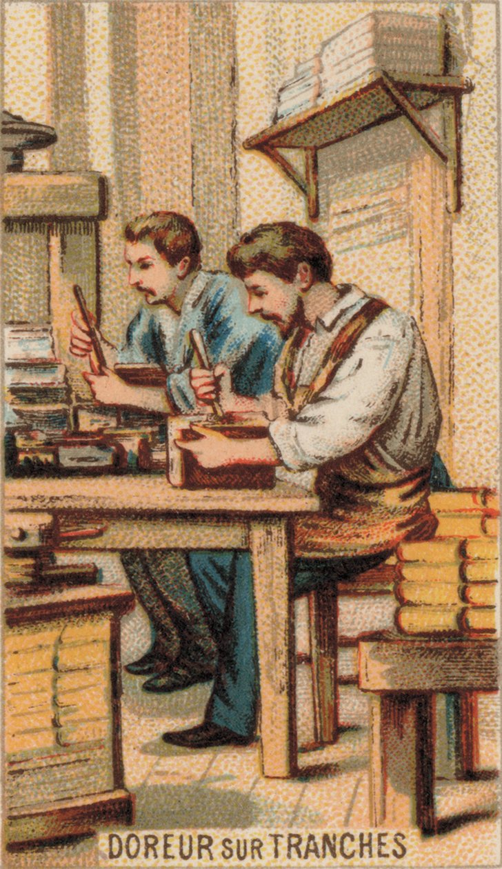 Hommes dorant des livres à l