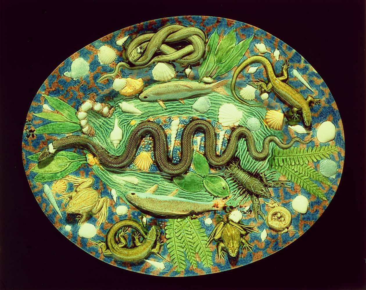 Plat ovale avec poissons et reptiles, reproduction de la faïence de Bernard Palissy - French School