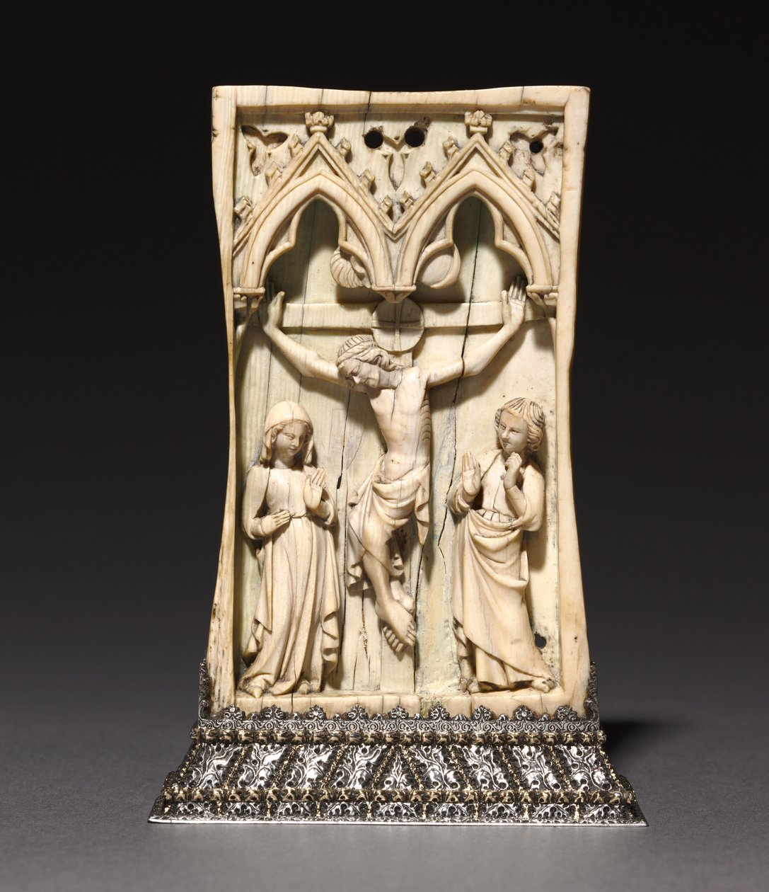 Plaque : La Crucifixion, française ou anglaise, vers 1345-1365 (ivoire, monté sur un support en argent (après 1919)) - French School