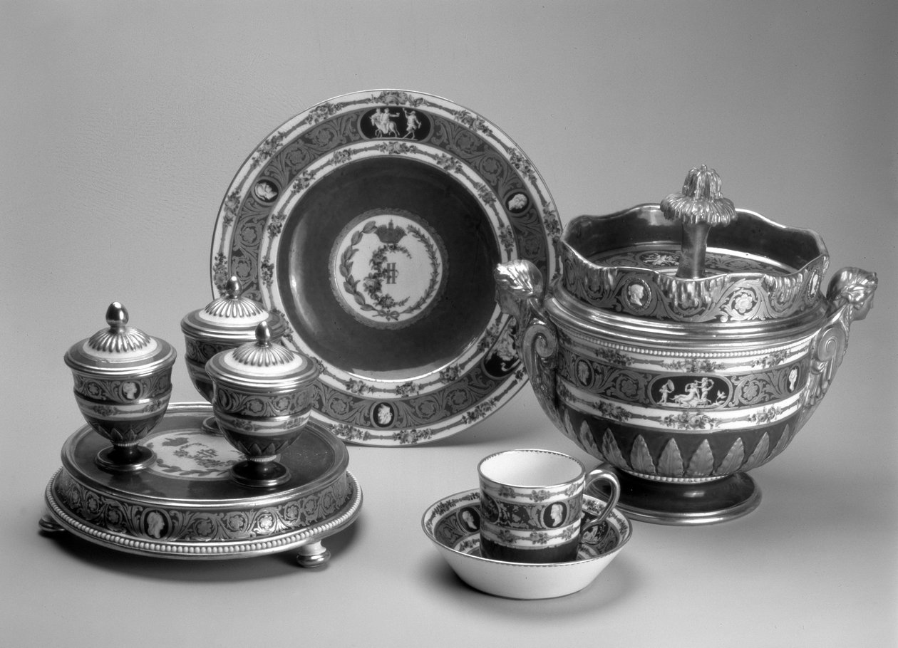 Plat de Ménage, plat, tasse et soucoupe et bol à glace du Service Cameo Bleu, Sèvres, 1778-79 (porcelaine tendre) - French School