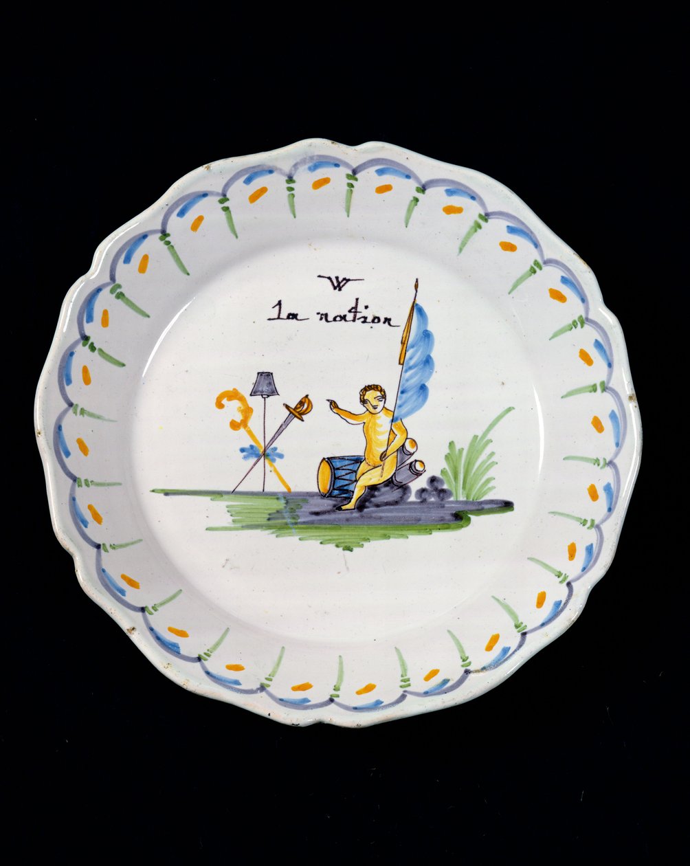 Assiette décorée avec un génie assis sur un tambour, et les Trois ...