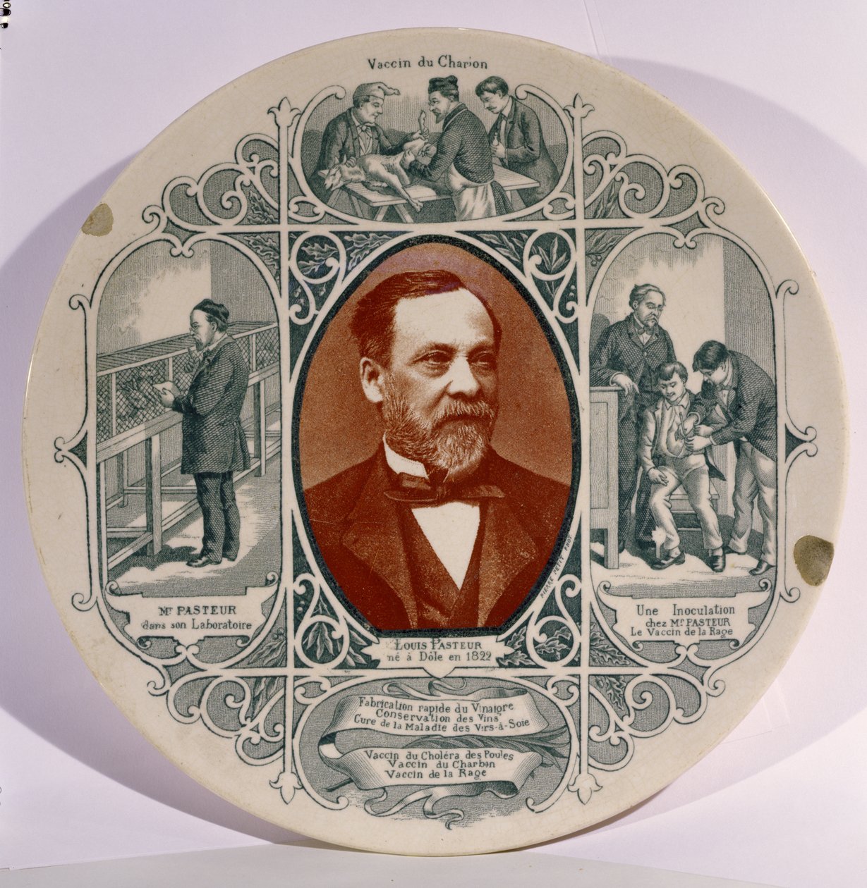 Assiette avec une photographie de Louis Pasteur (1822-95) par Pierre Petit (1832-1909), et des scènes de sa vie - French School