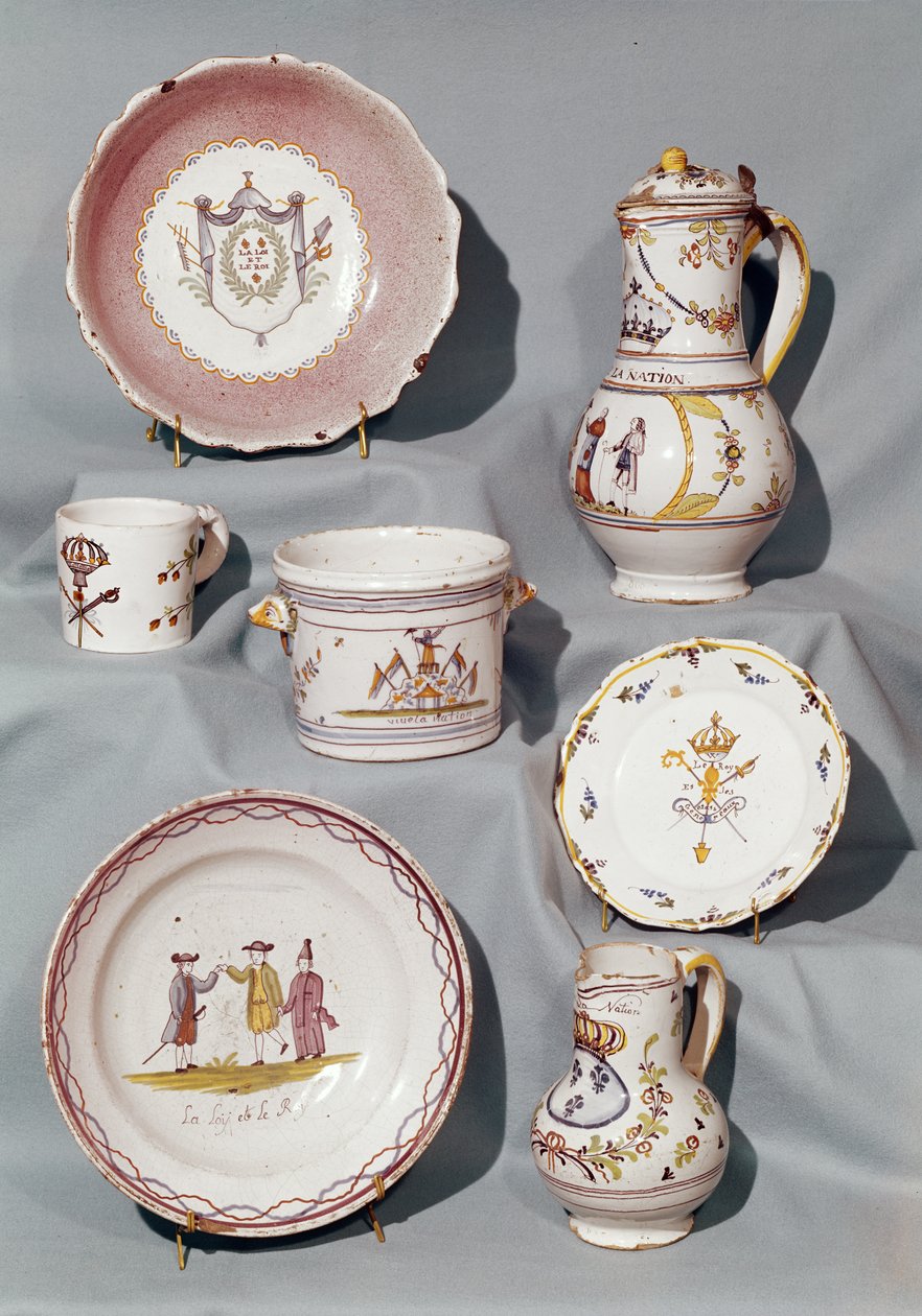 Assiettes, plat, cruches, tasse et écuelle inscrits avec des motifs et slogans de la période monarchique précoce de la Révolution française, fin du XVIIIe siècle - French School