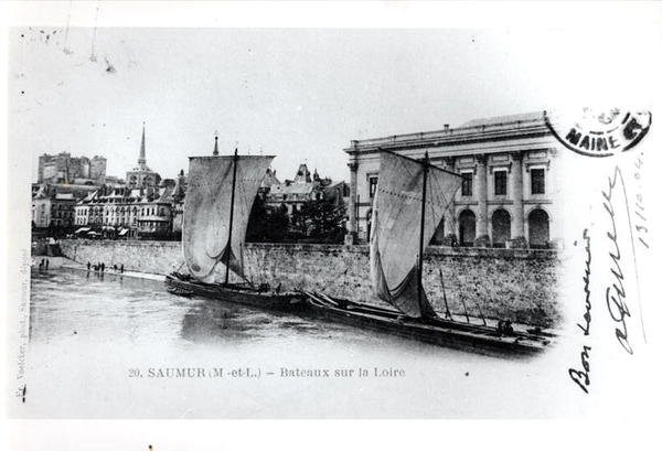 Carte postale représentant des barges sur la Loire à Saumur, France, avant 1914 (photo n/b) - French School