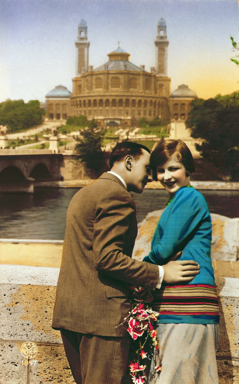 Carte postale représentant des amoureux à Paris près de la Seine, vers 1930 - French School