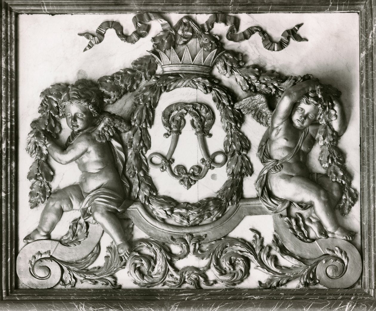 Putti flanquant l