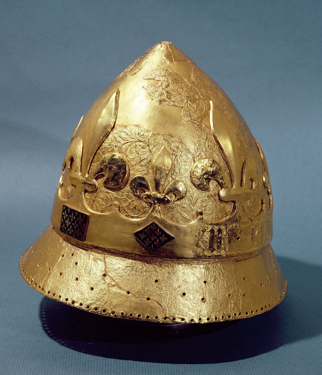 Reconstruction du casque doré de Charles VI (1368-1422) trouvé lors des fouilles du Louvre en 1986 - French School