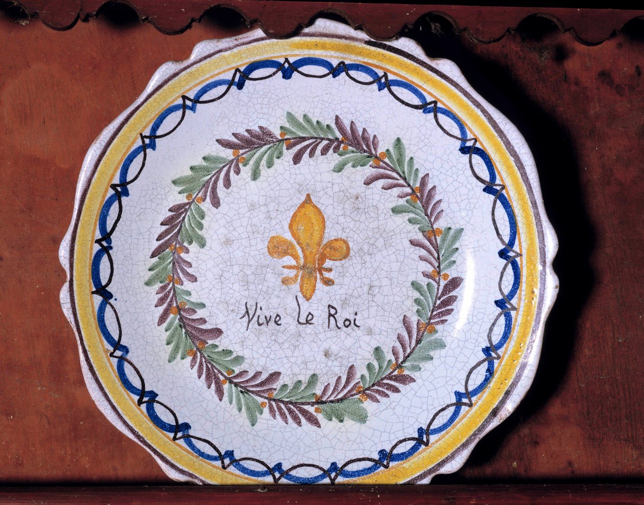 Assiette révolutionnaire avec un motif monarchiste (lys) et l