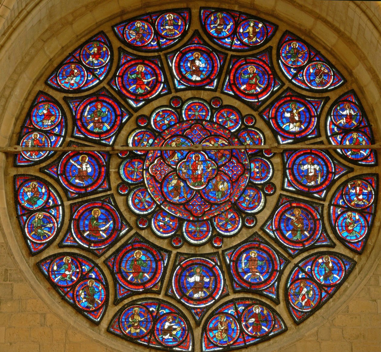 Rosace représentant la Vierge Marie entourée des douze apôtres et des vingt-quatre anciens de l
