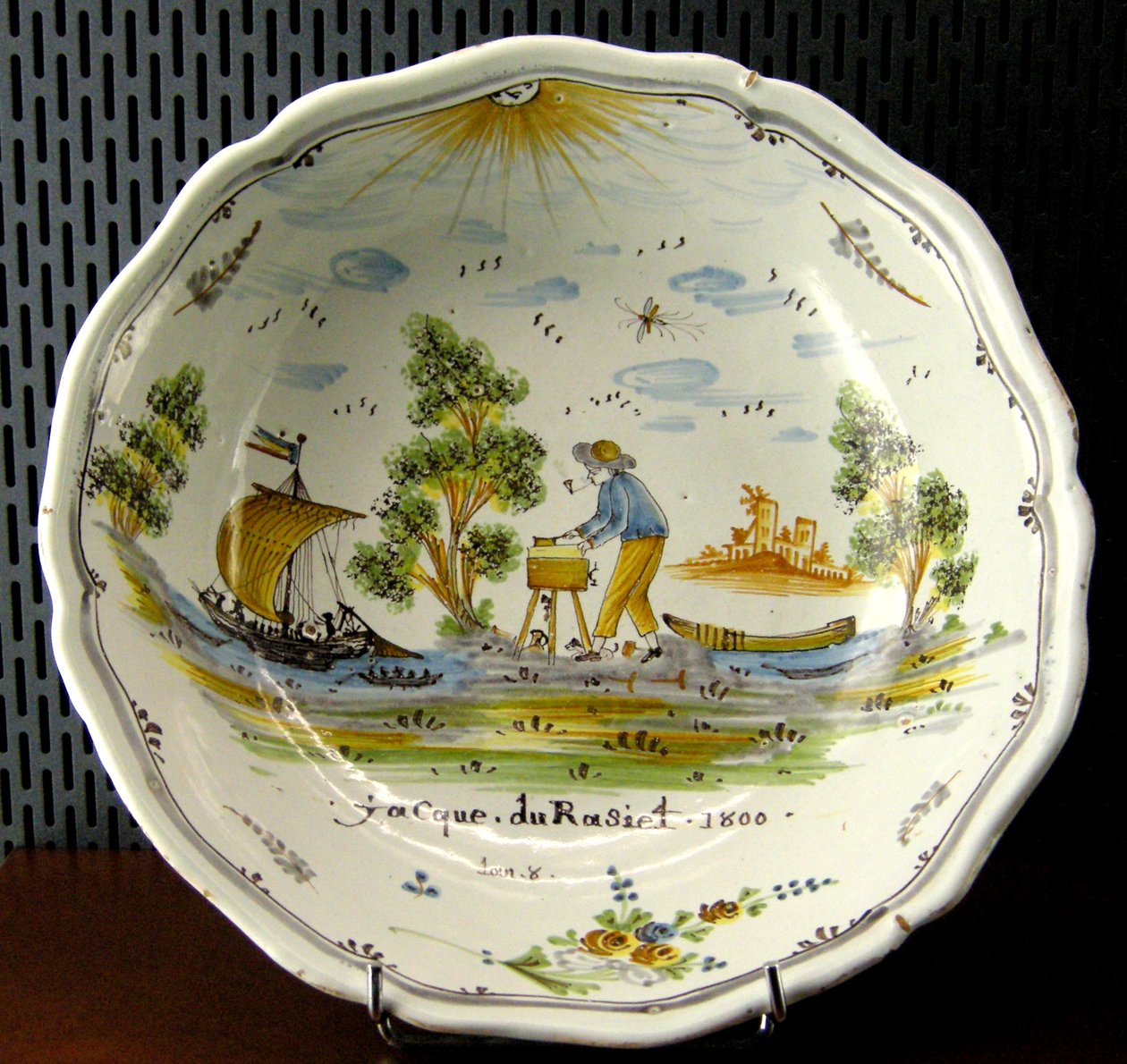 Saladier représentant un artisan et des bateaux sur la Loire, Nevers, 1800 - French School