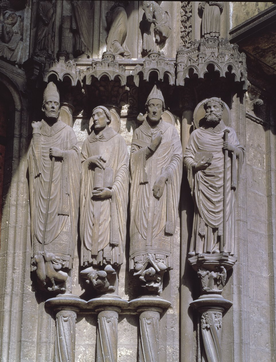 Saint Martin, Saint Jérôme, Saint Grégoire et Saint Avitus, figures de jambage des Confesseurs du portail est du porche sud, début du XIIIe siècle - French School
