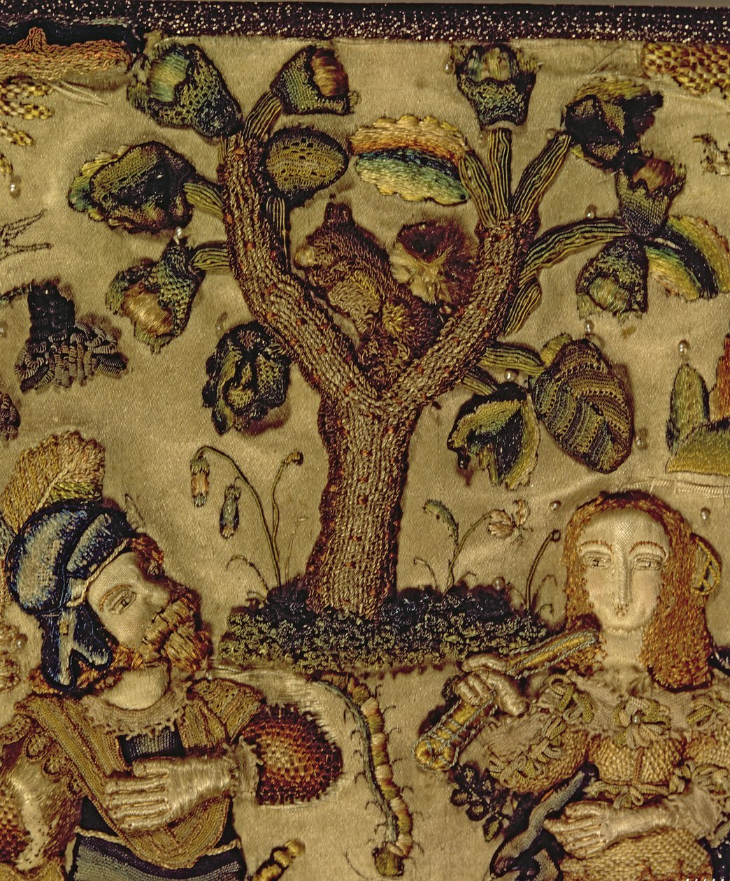 Broderie représentant un couple sous un arbre, détail du couvercle d