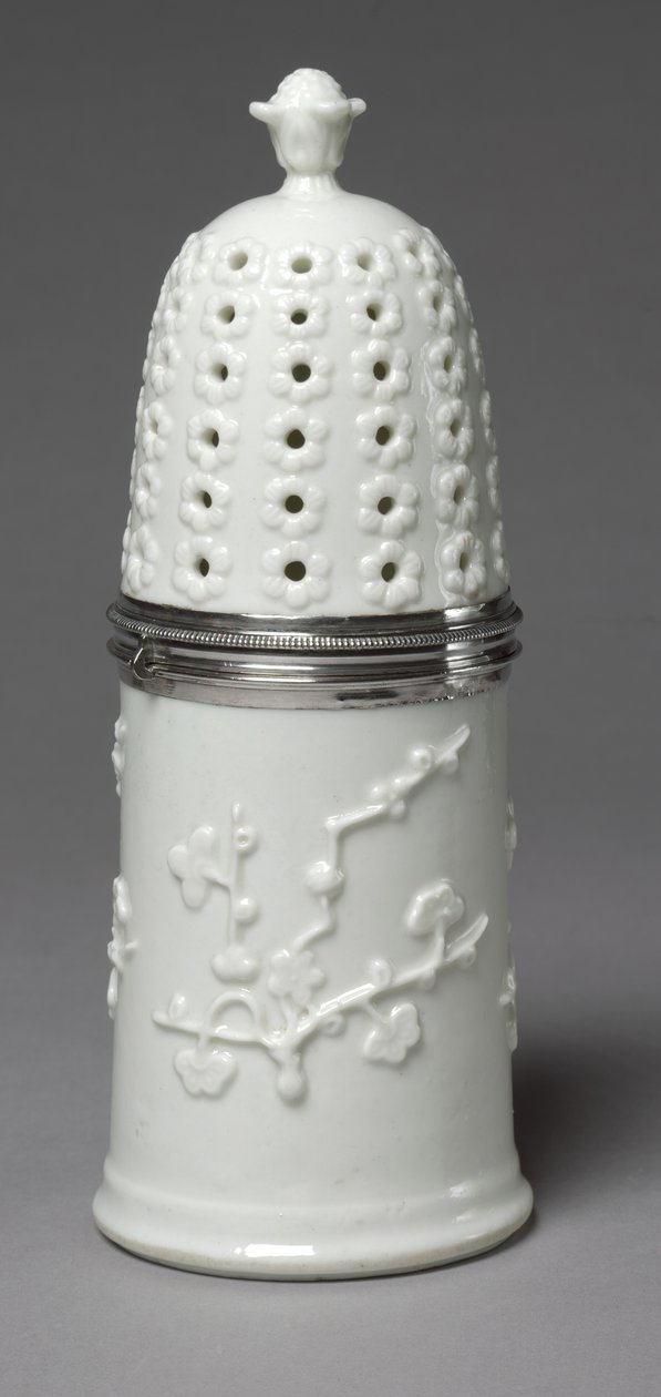Sucrier, fabriqué par la Manufacture de porcelaine de Saint-Cloud, vers 1732-1738 - French School