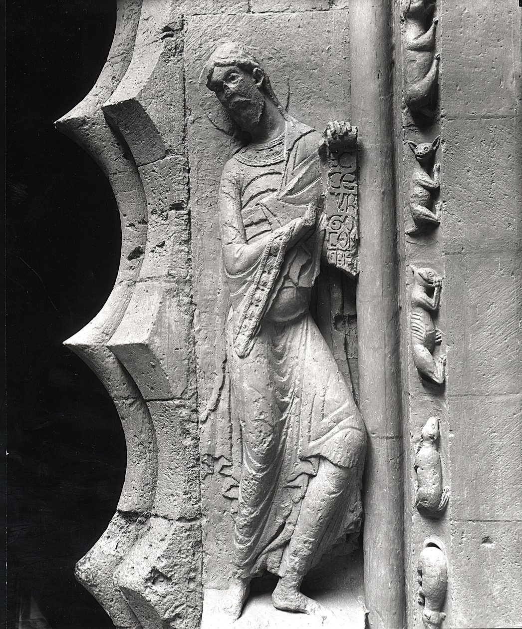 Le prophète Isaïe déroulant un phylactère, du portail sud, avant 1125 - French School