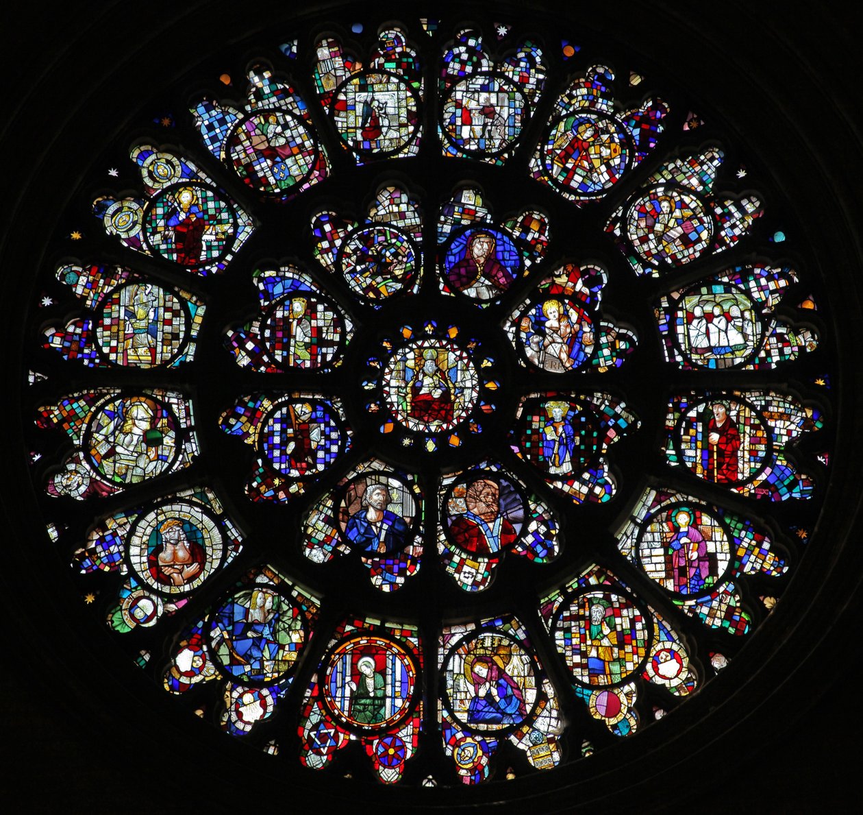 La rosace ouest avec des panneaux fragmentaires des quinzième et seizième siècles représentant principalement des saints - French School