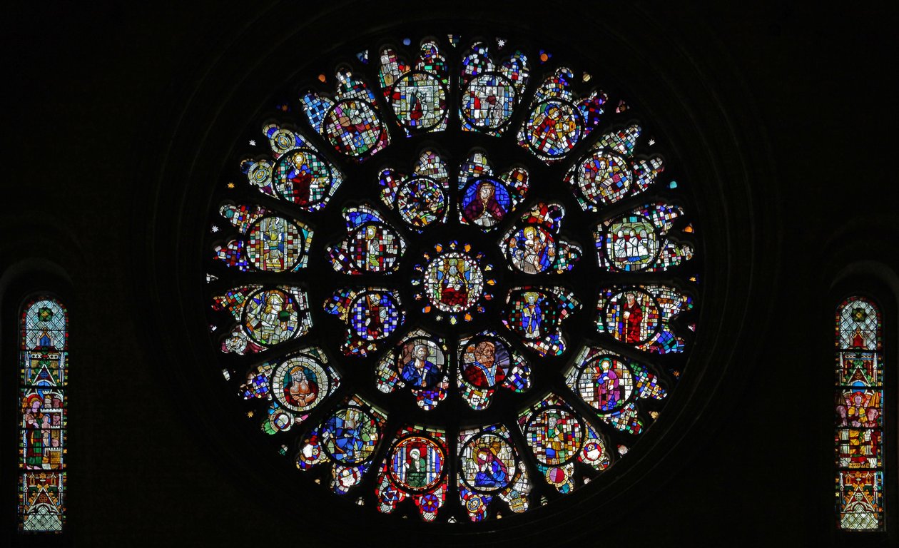 La rosace ouest avec des panneaux fragmentaires des quinzième et seizième siècles représentant principalement des saints (rosace - interne) - French School