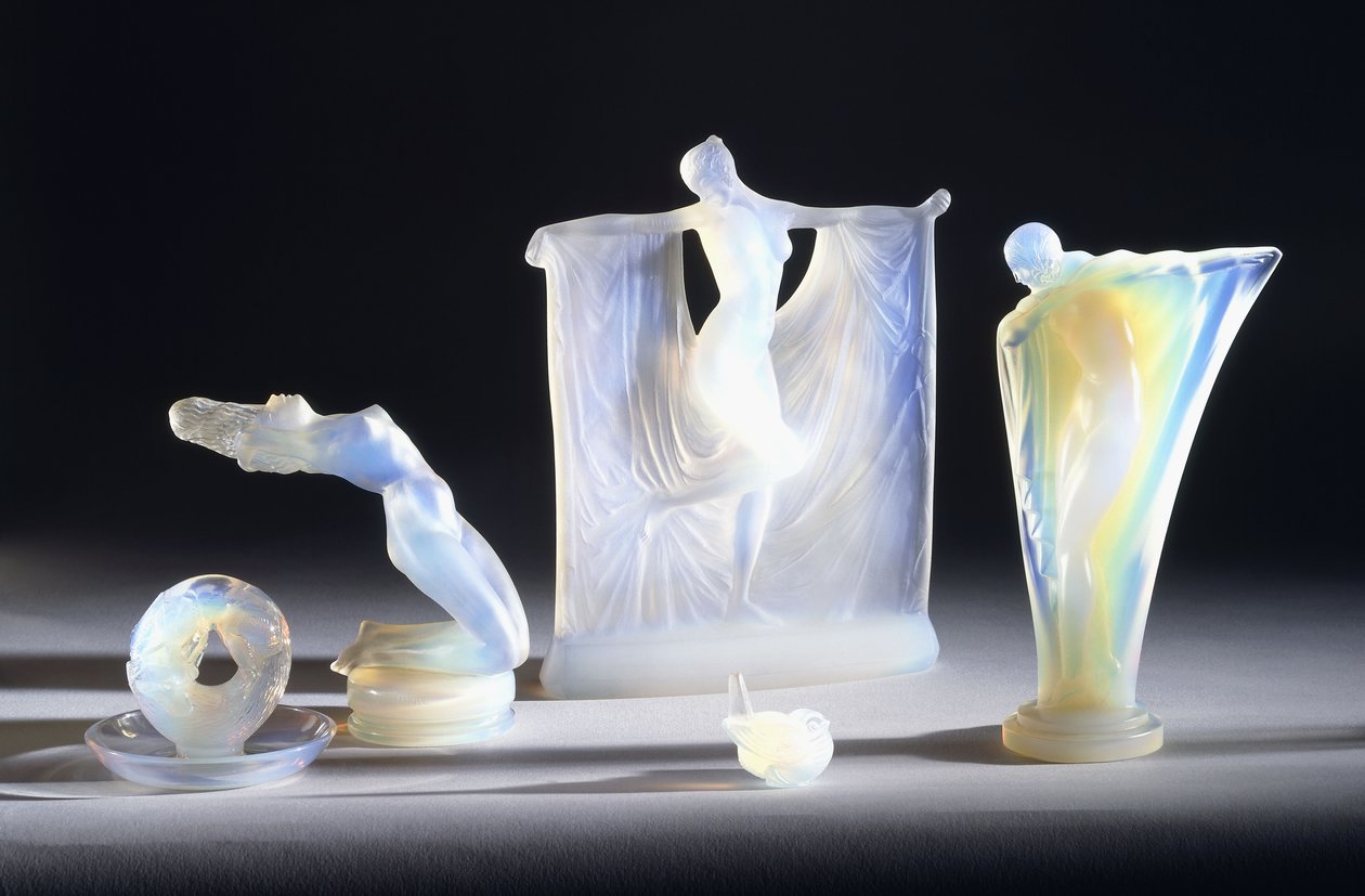 Trois objets en verre opalescent par Lalique - French School