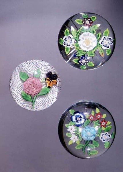 Trois presse-papiers, de gauche à droite : rose et pensée de Clichy avec fond latticinio blanc opaque, et deux bouquets de Baccarat avec bases étoilées - French School