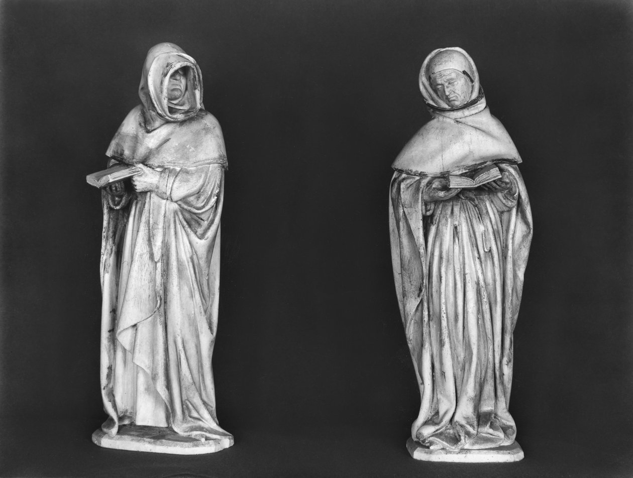 Deux pleureurs, du tombeau du Duc Jean de Berry (1340-1416) vers 1450-53 (albâtre) - French School