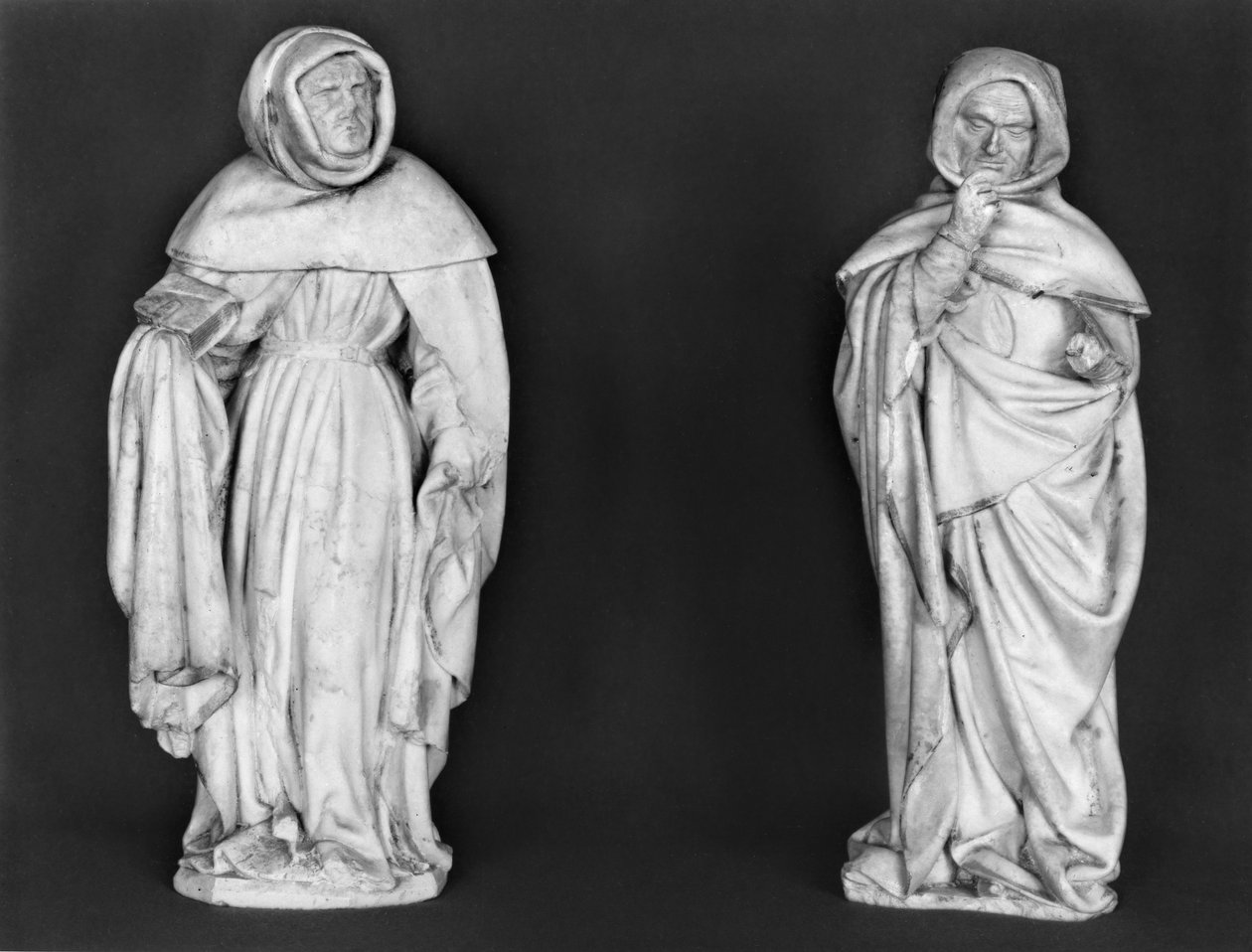 Deux pleureurs, du tombeau du Duc Jean de Berry (1340-1416) vers 1450-53 (albâtre) - French School