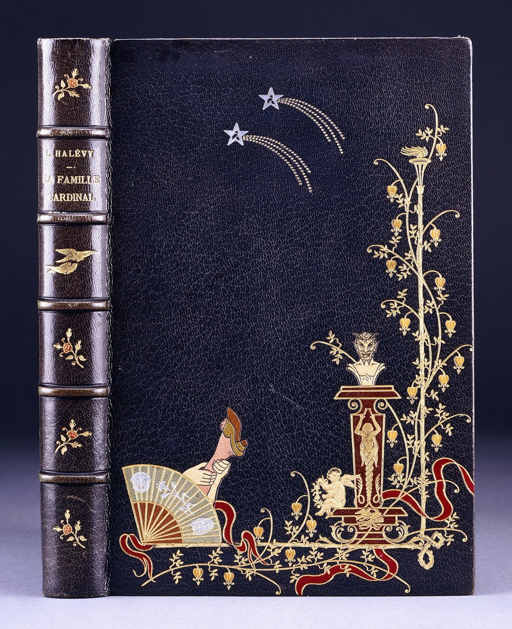 Couverture de livre supérieure avec deux étoiles filantes, une torche, du feuillage, un faune sur un piédestal, un putto et une jambe derrière un éventail, 1893 - French School