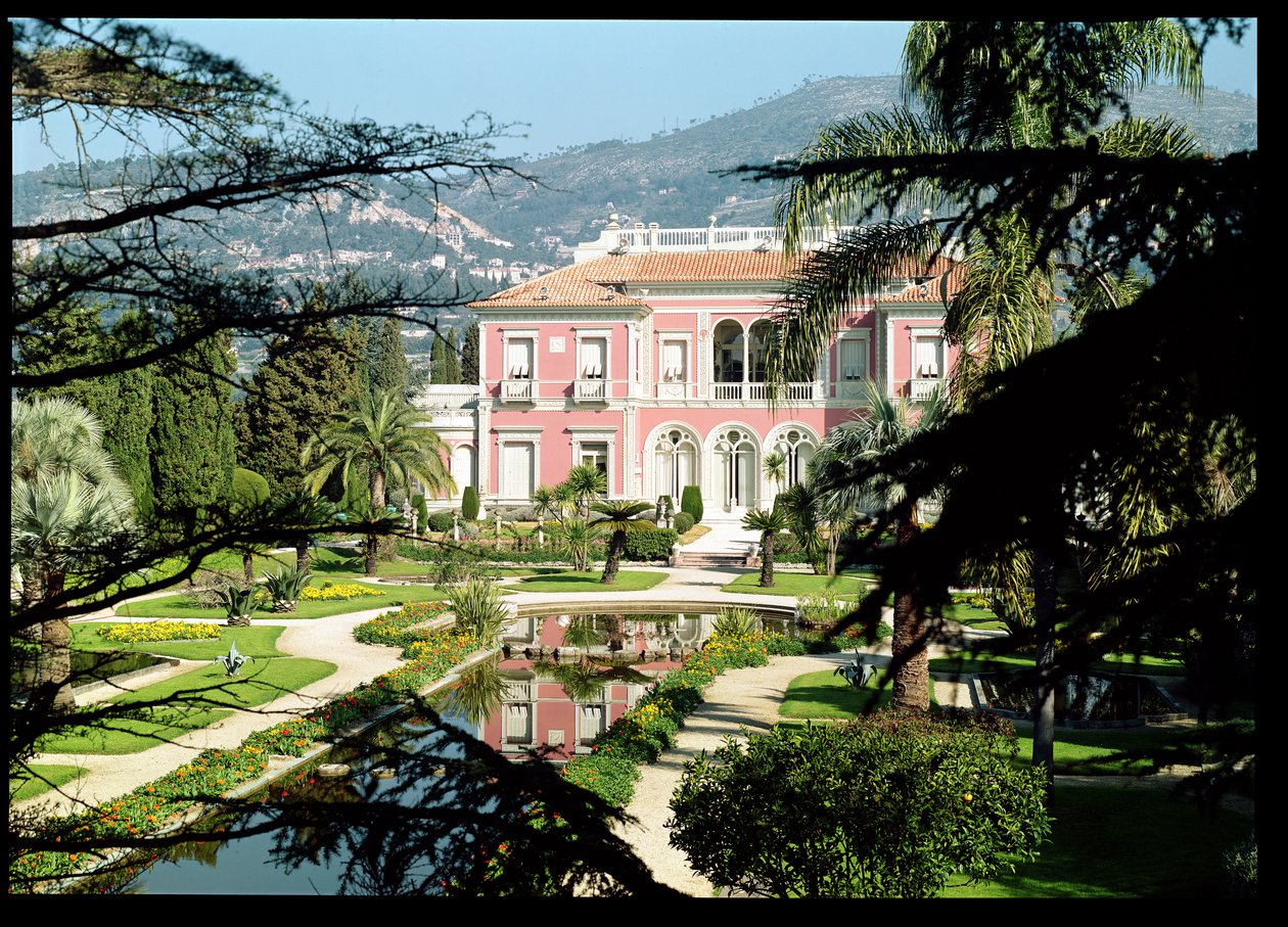 Vue de la façade et des jardins de la Villa Ile-de-France, construite en 1905-12 - French School