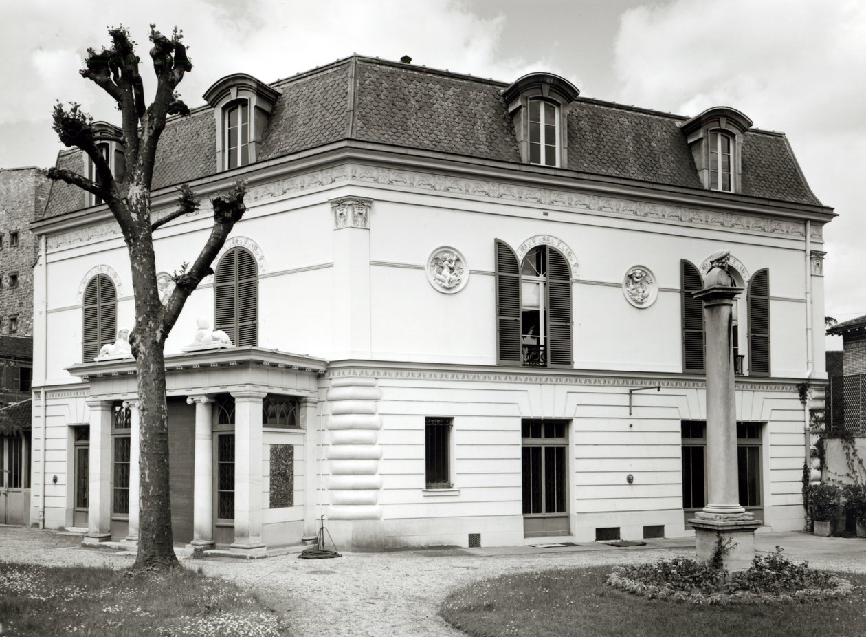 Vue de la façade de la Bibliothèque Marmottan depuis le jardin, construite entre 1880 et 1921 - French School