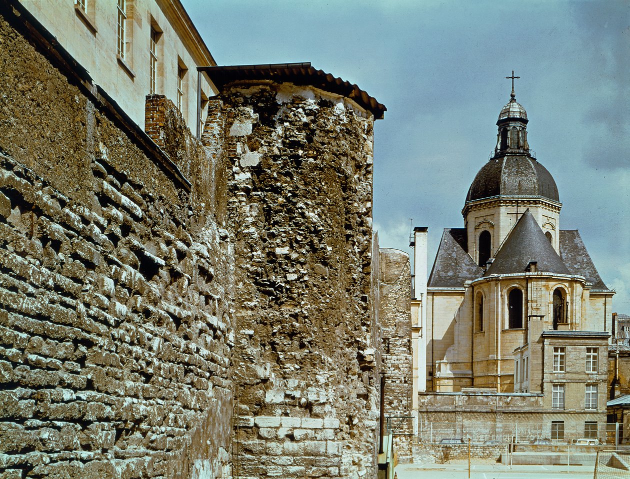 Mur de Philippe Auguste (1165-1223) rue des Jardins Saint-Paul - French School