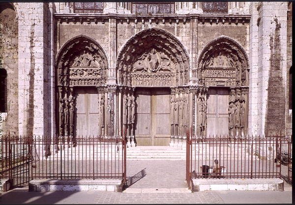Façade ouest avec les trois portes du Portail Royal représentant l